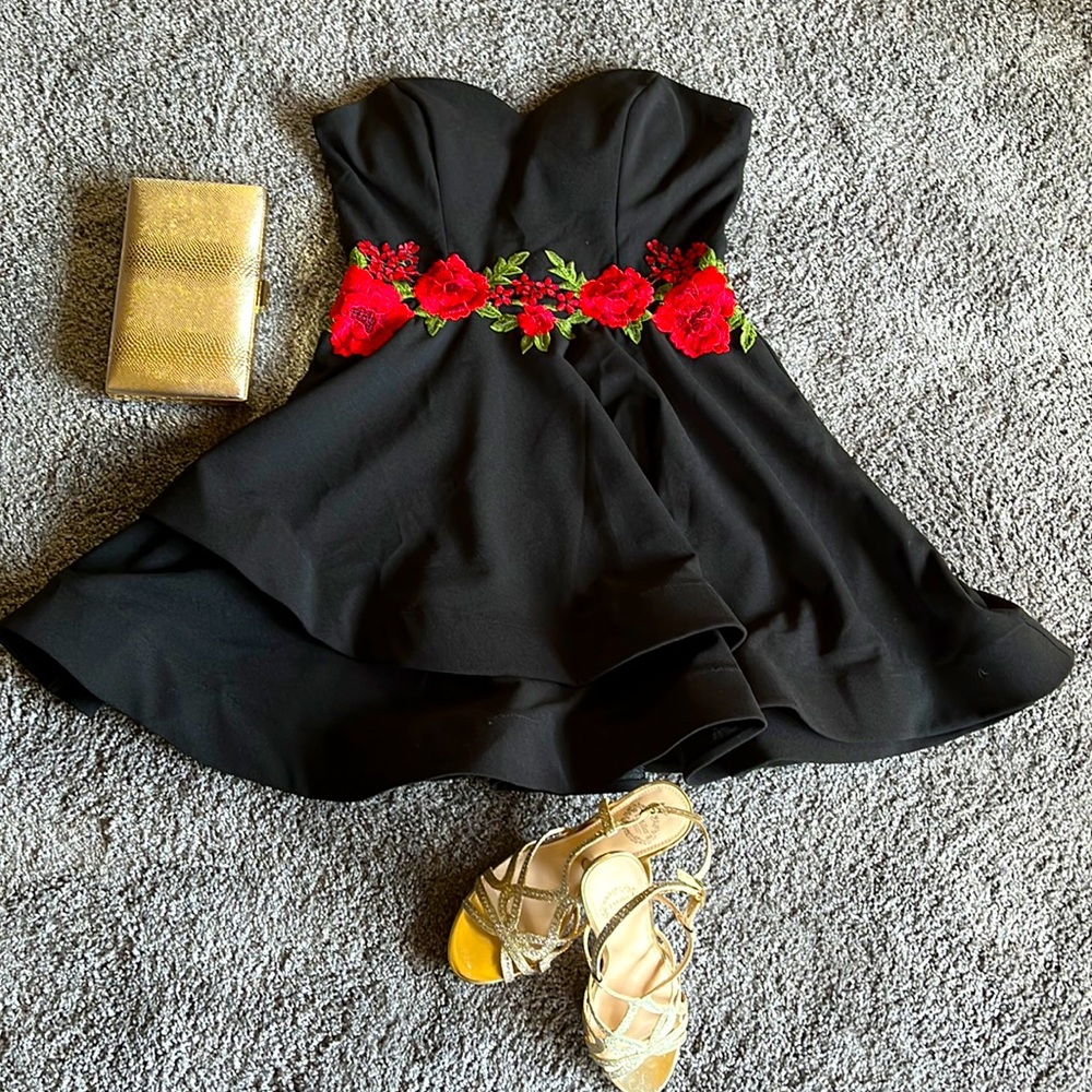 Junior’s Strapless black dress with red roses appliqués Nice for Valentine Dance